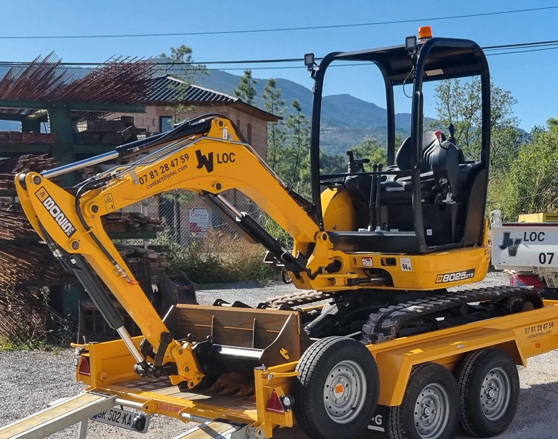 Mini-pelle JCB 2T8